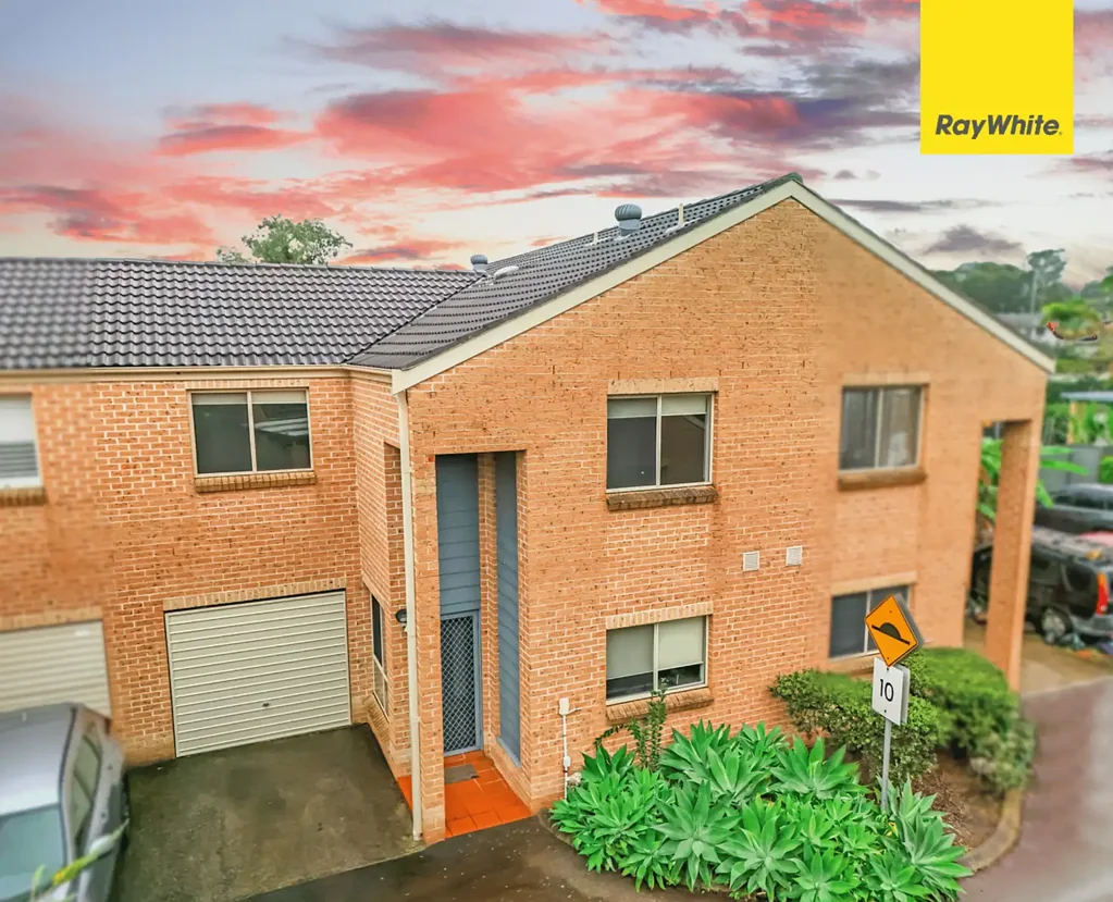 Quakers Hill 3房 绝佳位置  光线充足  现代厨房  后院休闲区  主卧套间  大量储藏空间  单车库  低维护园林景观  步行至学校&火车站  便利生活购物  快速通达主要路线 MASSIVE TOWNHOUSE!