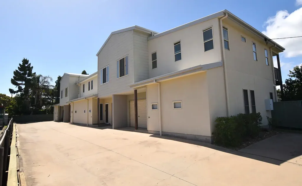 :: BEAUTIFUL 3 BEDROOM, FULLY FURNISHED AND NEAR THE BEACH!