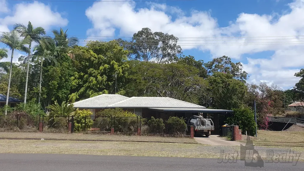 Bundaberg West 5 Slaapkamer Spacious Brick Home on 1,755m² – Central Location with Multiple Living Options