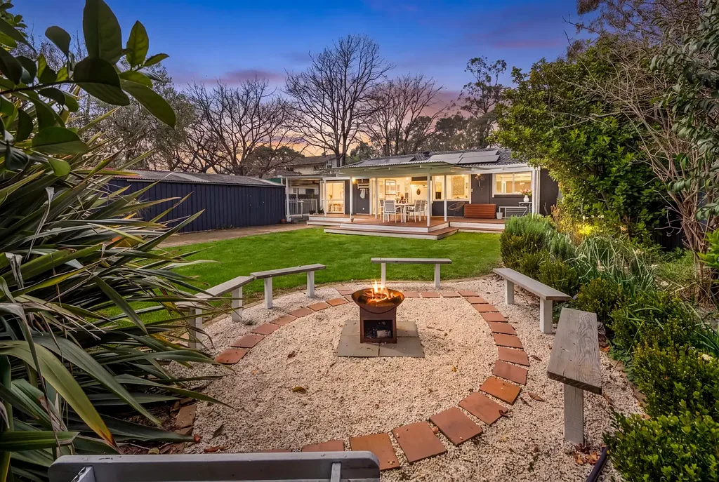 Bowral 3 Slaapkamer Private Refurbished Family Home with Leafy Outlook