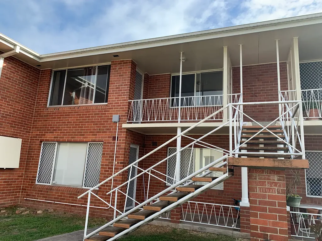 2 Bedroom unit Close to Everything!