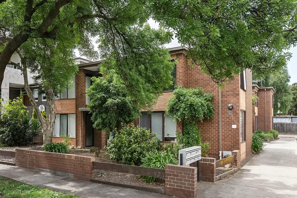 Maribyrnong 2ਬੈੱਡਰੂਮ Entry-Level Opportunity in riverside locale.