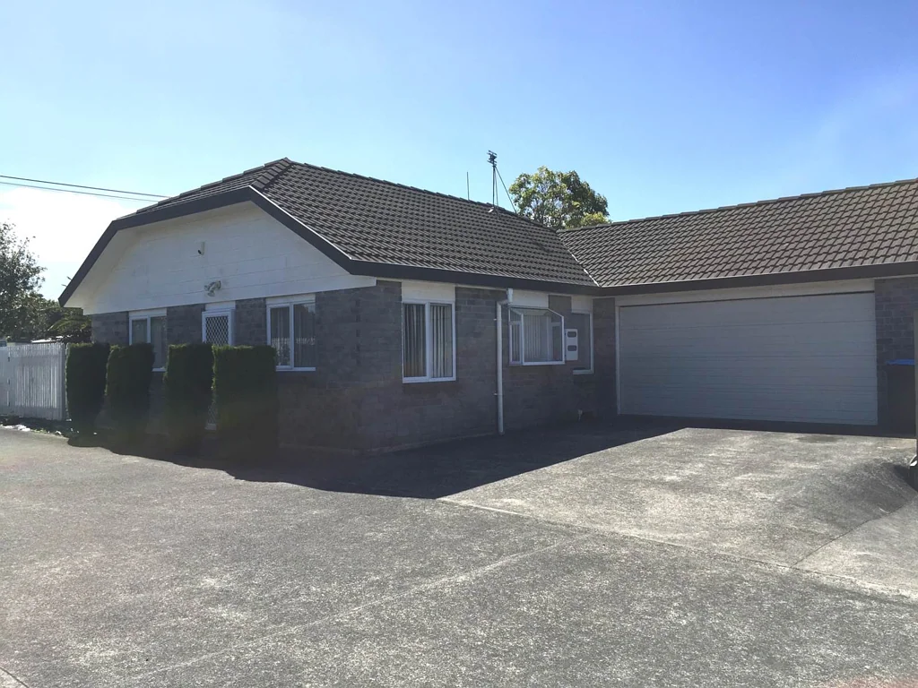 GREAT LOCATION - 2 Double Bedrooms and 1 singl...