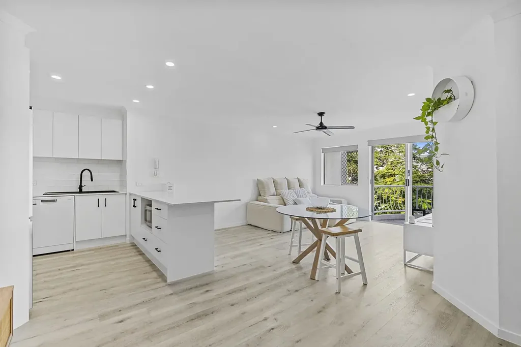 Surfers Paradise 2Zimmer An Elegantly Renovated Top Floor Unit Sure to Impress!