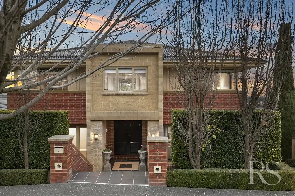 Beaconsfield 8房 高架双重生活杰作，坐拥开阔美景 Elevated Dual Living Masterpiece with Sweeping Views