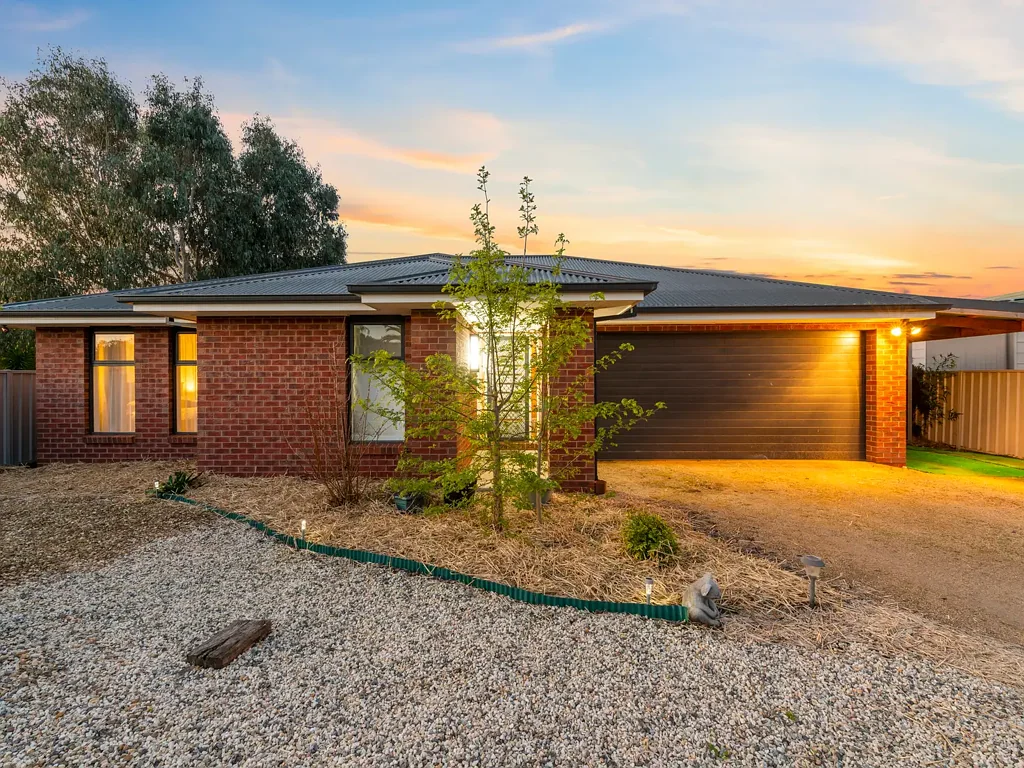 Tocumwal 4 Bedroom Modern Spacious Home with SO MUCH on 2000m2