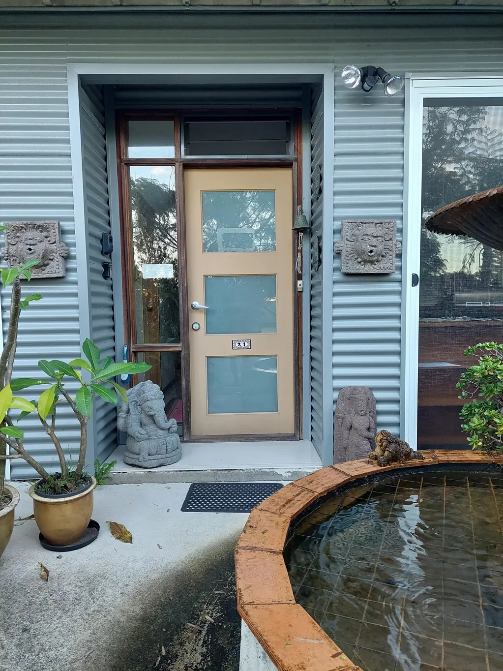 1 independent self-contained,  N/E facing apartment with ocean views , 5 minute walk to beachviews, fully  furnished, quiet cul-de-sac street.