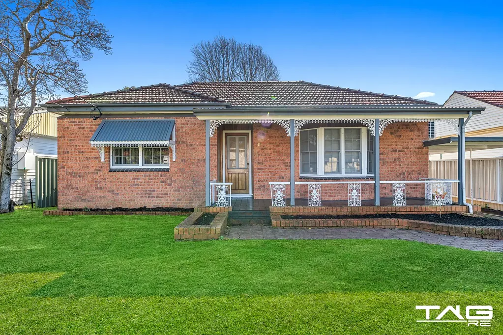 FAMILY HOME IN PRIME LOCATION!!!