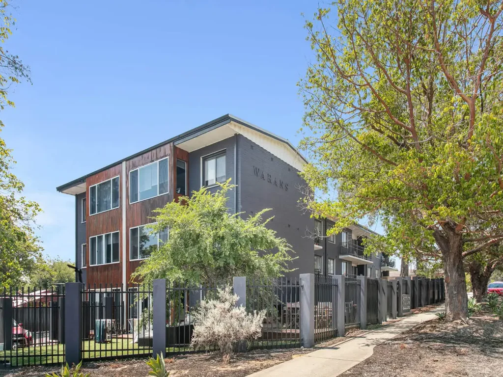 CHARMING GROUND FLOOR APARTMENT IN SUPERB LOCATION