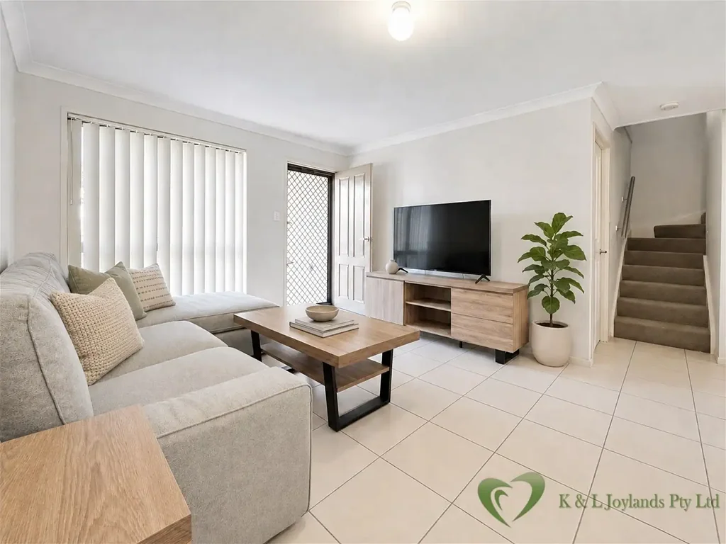 Ellen Grove 3 Slaapkamer Freshly Presented Townhouse with Spacious Living and Private Courtyard