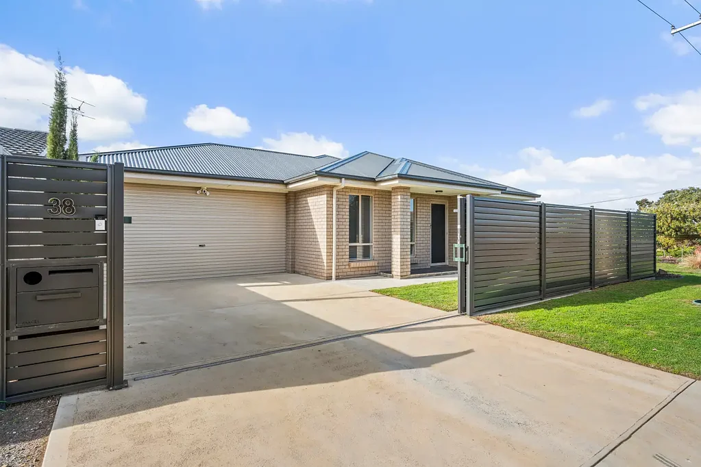 38 Valleyview Crescent, Hackham West, SA 5163
