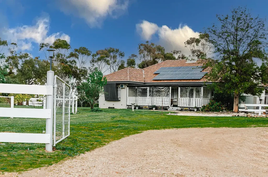Rupanyup Country Lifestyle Opportunity on 4 Acres with Income Potential