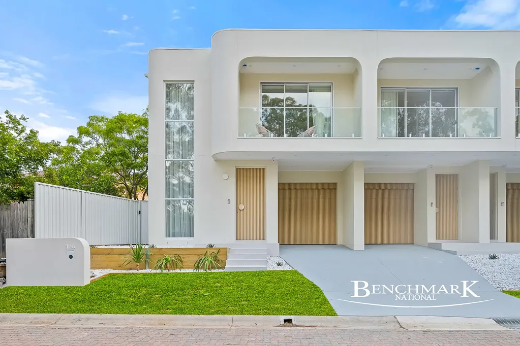 Wattle Grove 3房 Wattle Grove湖畔邻家 时尚三卧联排 开放式布局 石制台面厨房 私密套间主卧 户外休闲空间 低维护庭院 Modern Living Made Easy in the Heart of Wattle Grove