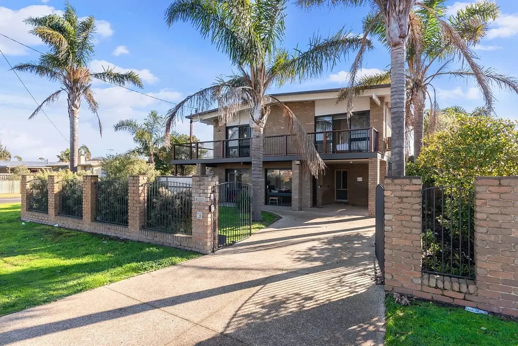 Four bedroom with dual living - Fully furnished