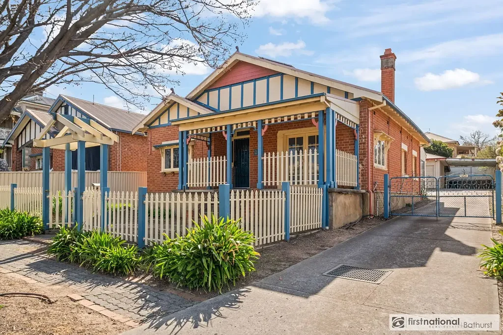 Charming Three Bedroom Cottage Close to Town