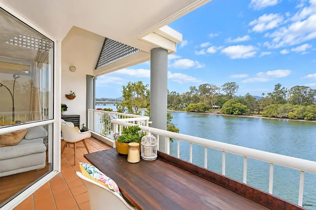 Currumbin Waters 2Phòng ngủ Waterfront living, fully renovated, nothing more to spend