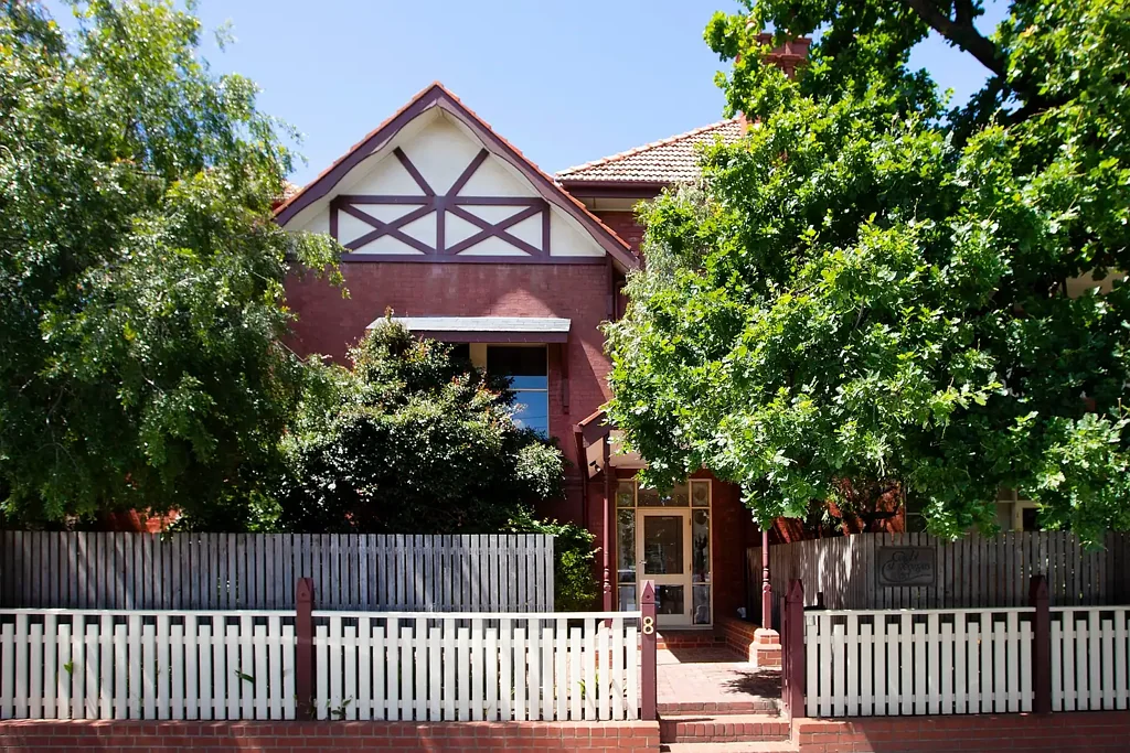 Elsternwick 2房 标志性底层住宅 107平米宽敞空间 高挑天花板 北向庭院 私人花园 蓝筹Elsternwick位置 A Light-Filled Sanctuary in Elsternwick's Premier Locale