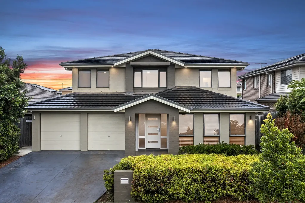 Edmondson Park 7房 Edmondson Park双住机会 五卧宽敞主宅 现代厨岛 附属两卧 高速公路近便 PRIME HOUSE AND GRANNY-FLAT ON A LARGE 525 SQM BLOCK!