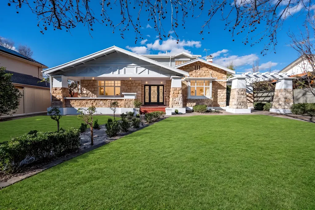 Erindale 4બેડરૂમ Grand Stone Fronted Gentleman's Bungalow on 1,099sqm's