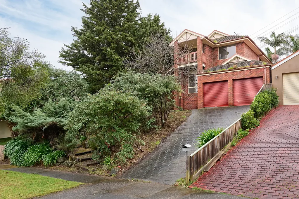 Endeavour Hills 3 Bedroom AUCTION - Renovate or Re-build