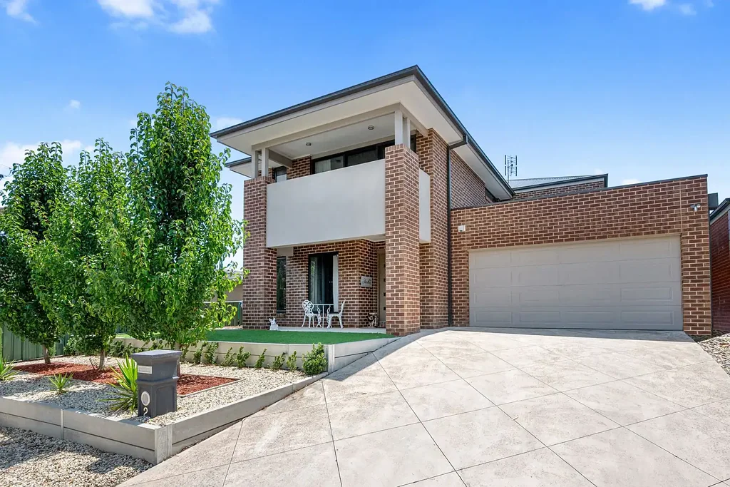 This Stunning & Modern 5 Bedroom Home in Strathdale Has It All!