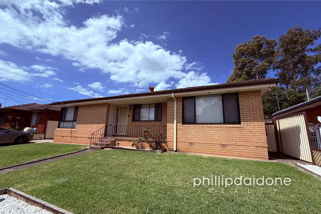 3 BEDROOM HOUSE IN A QUIET STREET