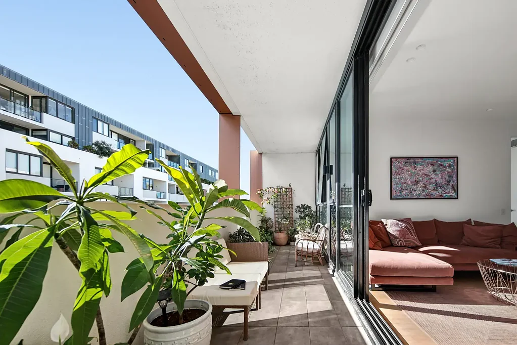 Erskineville 2房 DKO设计杰作 Hecker Guthrie定制 Smeg厨房 Caesarstone台面 开放式露台 奢华套间 现代都市生活 步行多元社区 Chic urban sophistication with secure parking
