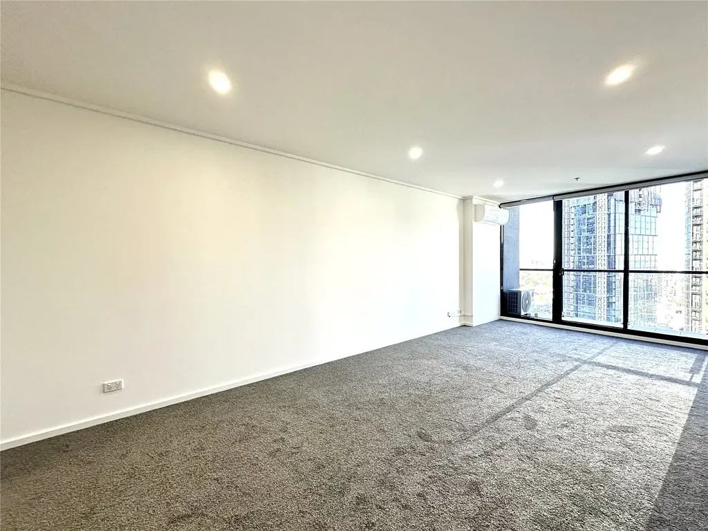 UNFURNISHED ONE BEDROOM ONE CARPARK APARTMENT LOCATED IN MELBOURNE TOWER - SOUTHBANK !!!