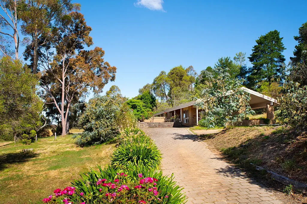 Mandurang 3 Bedroom Charming 1970s Home on 3 Acres – A Garden Lover's Dream with Endless Potential!