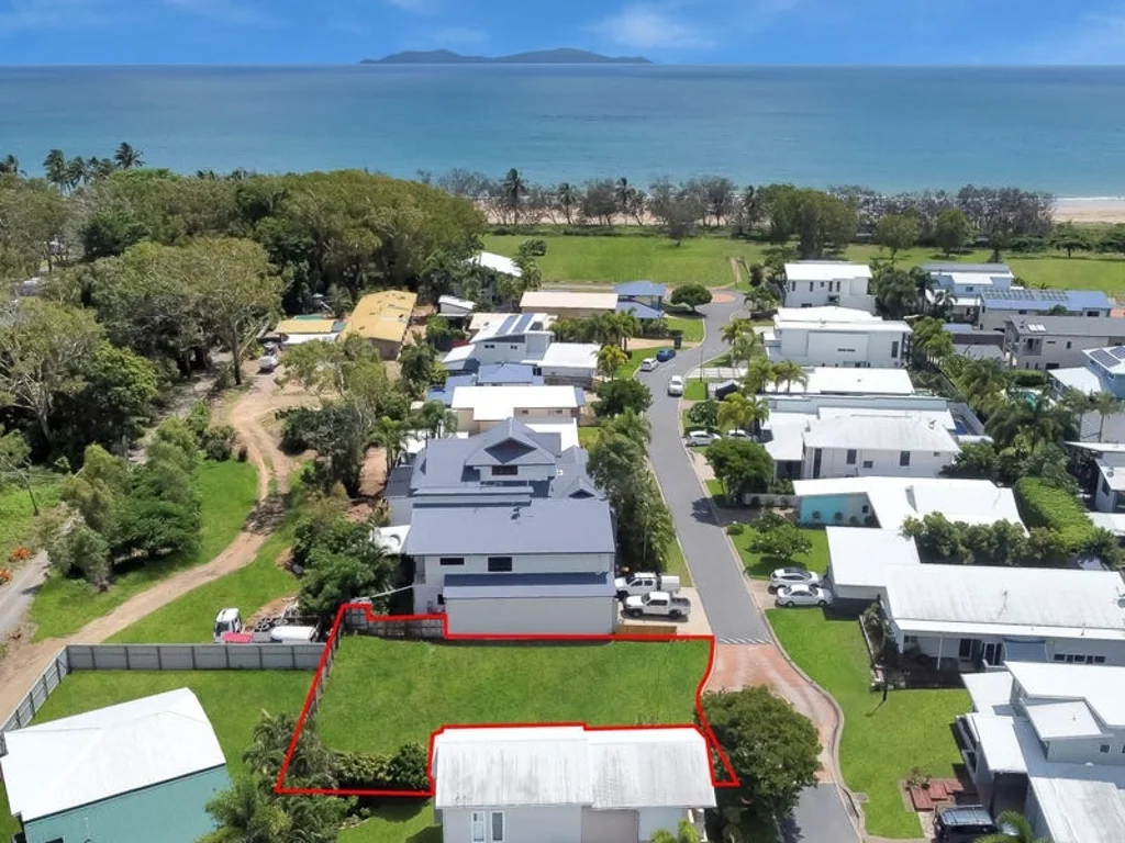 4/4 Bourke Street, Blacks Beach, QLD 4740