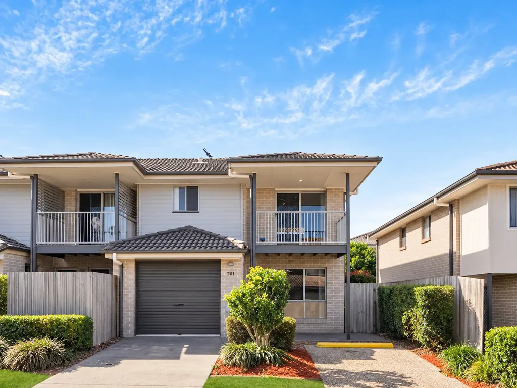 North Lakes 3Kwarto Stylish, Move-In Ready Townhouse