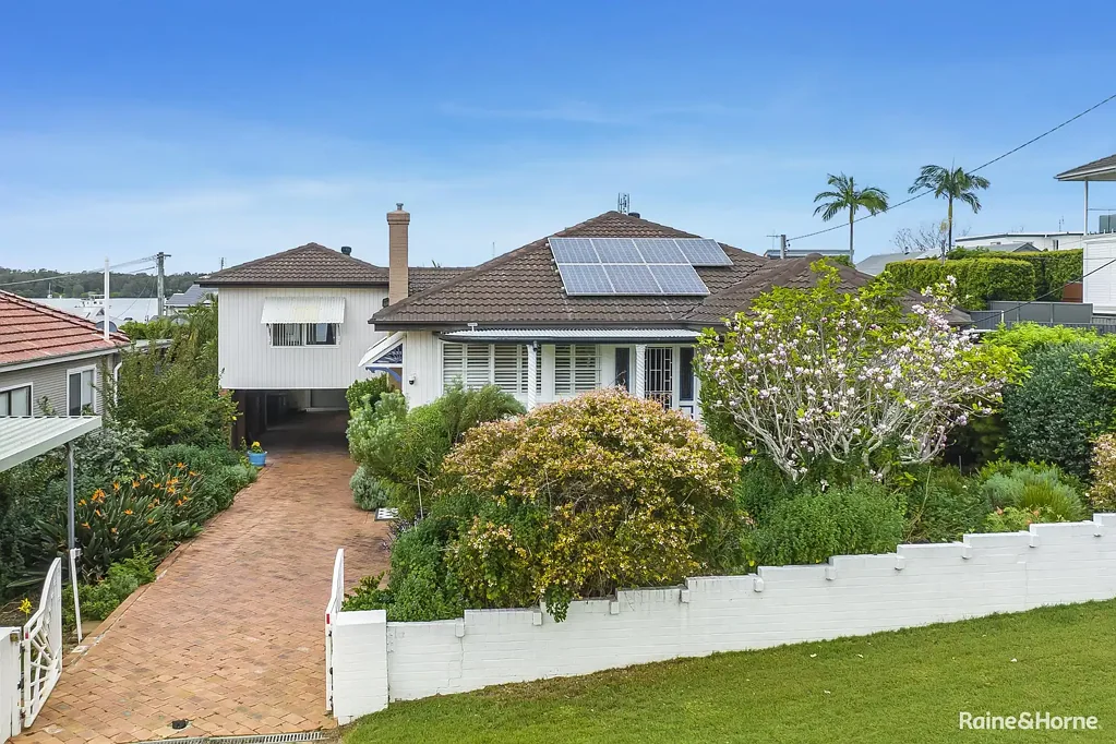 Marks Point 4ਬੈੱਡਰੂਮ Stunning Character Property in Marks Point - A Must See!