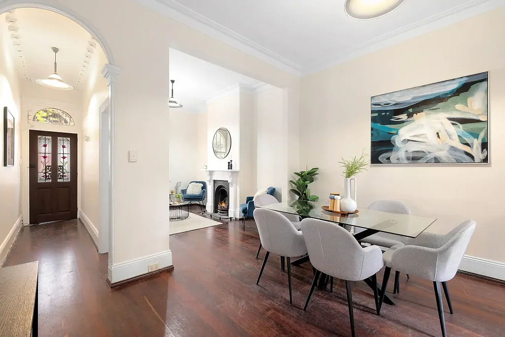 Darlinghurst 3房 精美外立面，室内永恒细节。厨房家庭区流畅连接，宽敞庭院聚会。三卧室楼上私密，后巷停车通道。步行SCG、学校环绕。 Charming Three Bedroom Terrace with Rear Lane Parking in Inner City Pocket