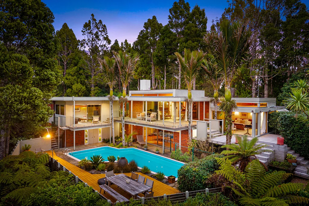 Titirangi 5Habitaciones Masterpiece: A Mid-Century Sanctuary
