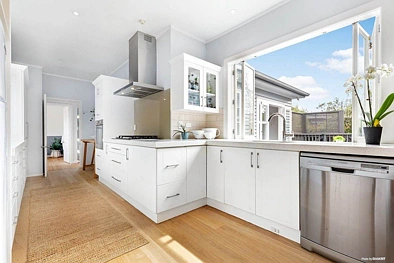 BEAUTIFUL 4 BEDROOM HOME IN A PRIME LOCATION