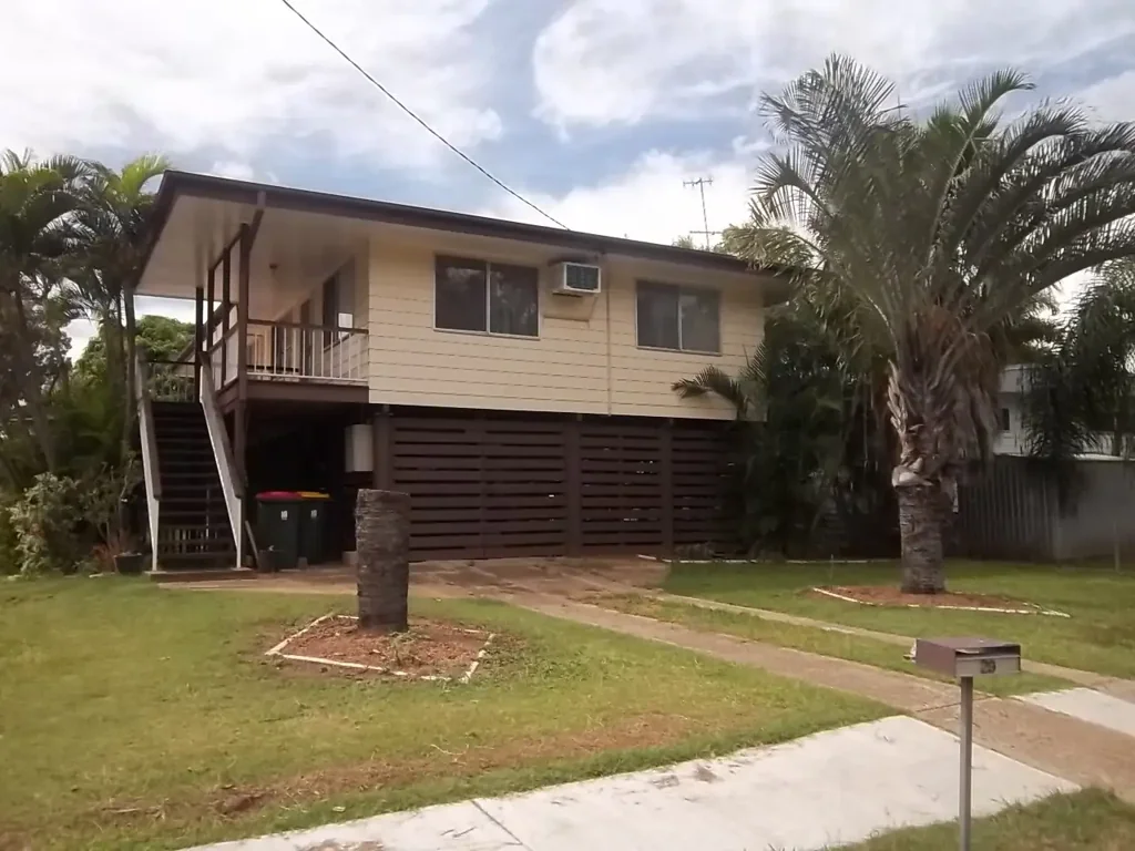 Moranbah 4Zimmer 4 bedroom home with 3 bay shed
