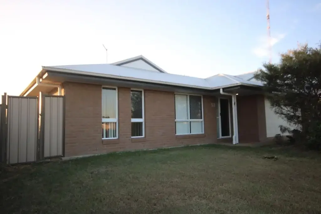 MODERN 3 BED PLUS OFFICE LOWSET BRICK HOME IN A QUIET CUL-DE-SAC.