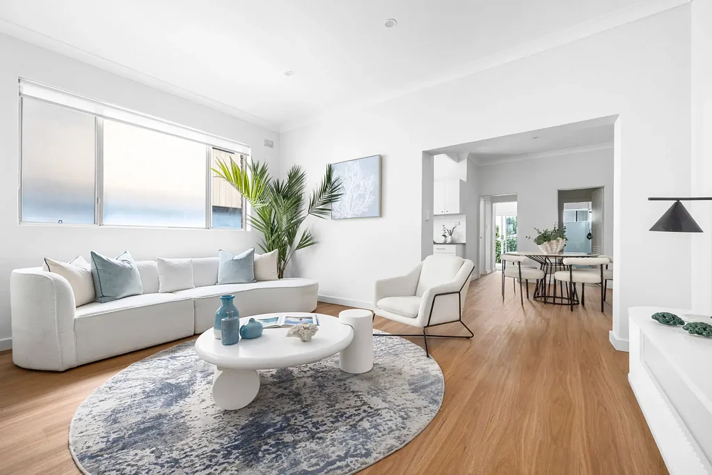 Bondi Beach 6Zimmer Move in, Redevelop or Invest with Two Semis to be sold individually or in one.