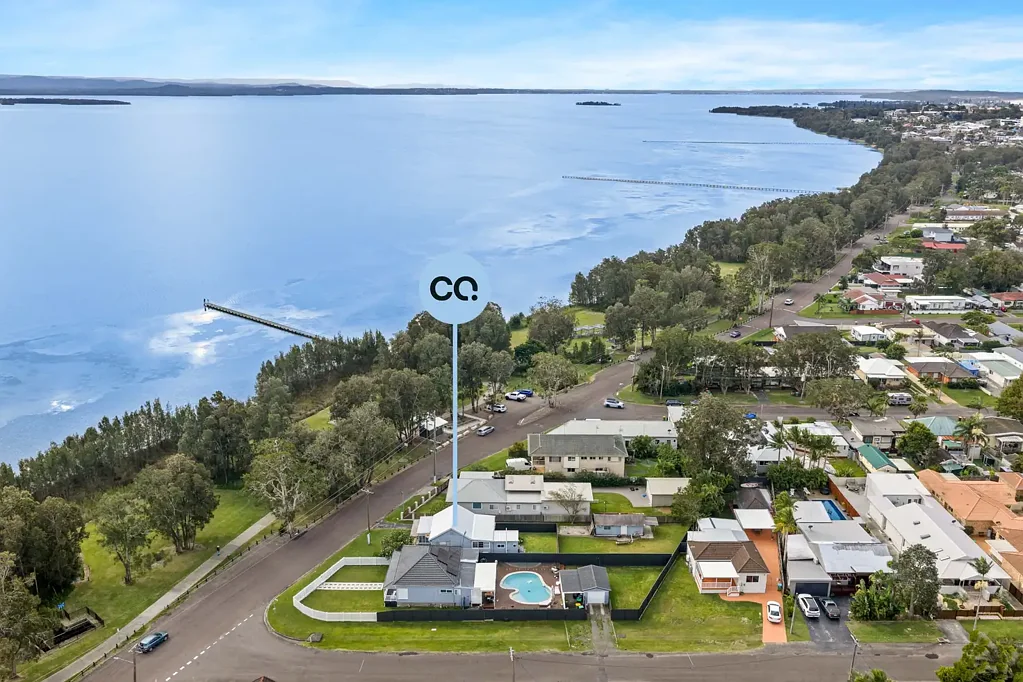 Long Jetty 3غرفة نوم Lakeside Opportunity with Immediate Income & Future Upside