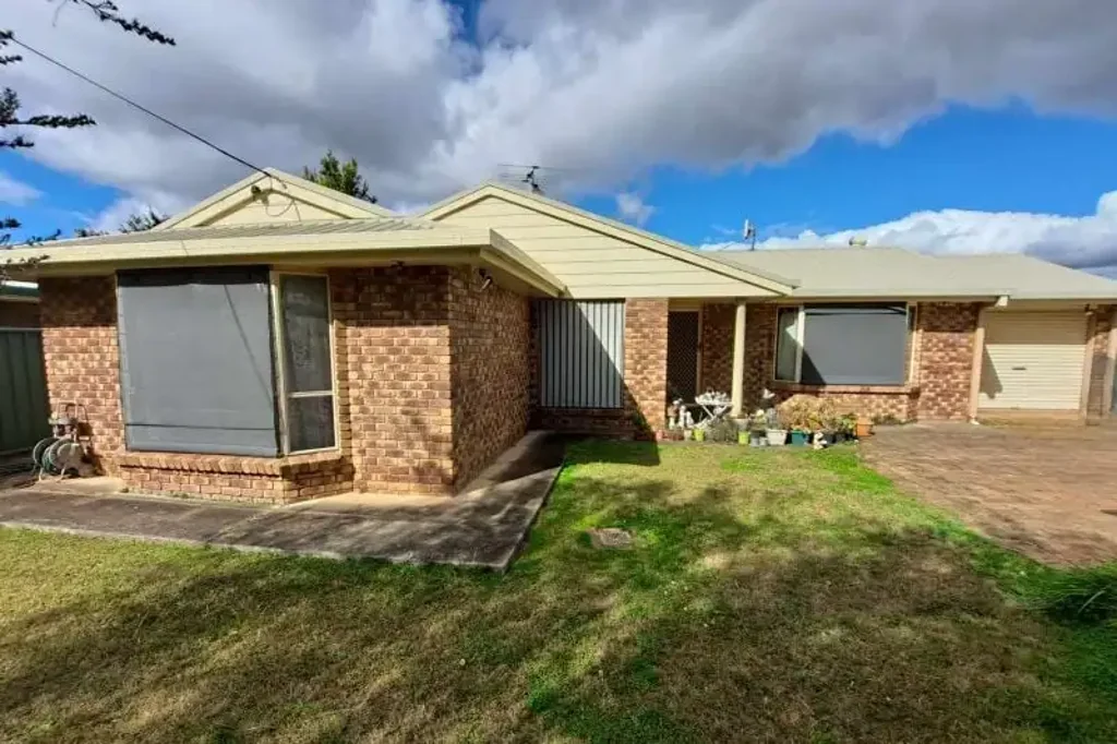 Crows Nest 4બેડરૂમ A spacious 4-bedroom family home, with a three bay shed and a workshop.