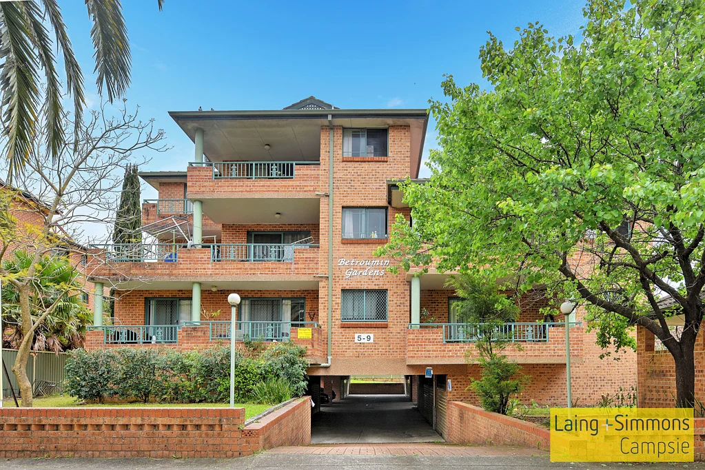 LARGE Modern Unit With Garage, Close To Train Station