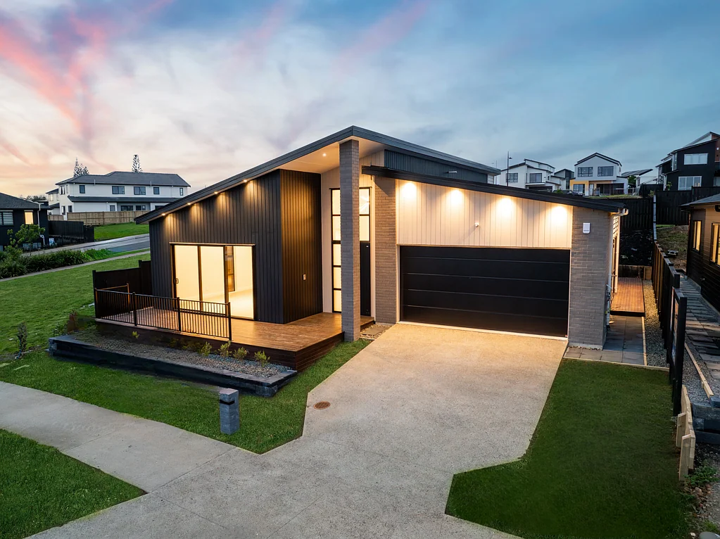 Karaka 4房  Brand-New 4 Bedroom with Water Views!!