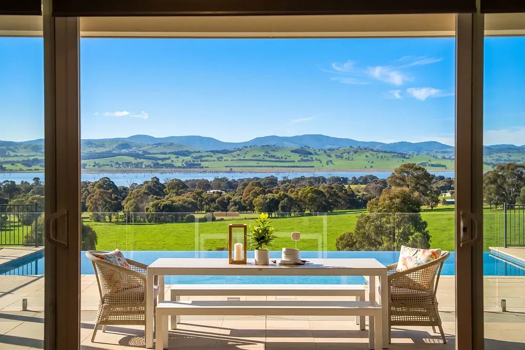 Table Top An Iconic Lake Hume Estate – Luxury Living on 20 Acres (8 Hectares)