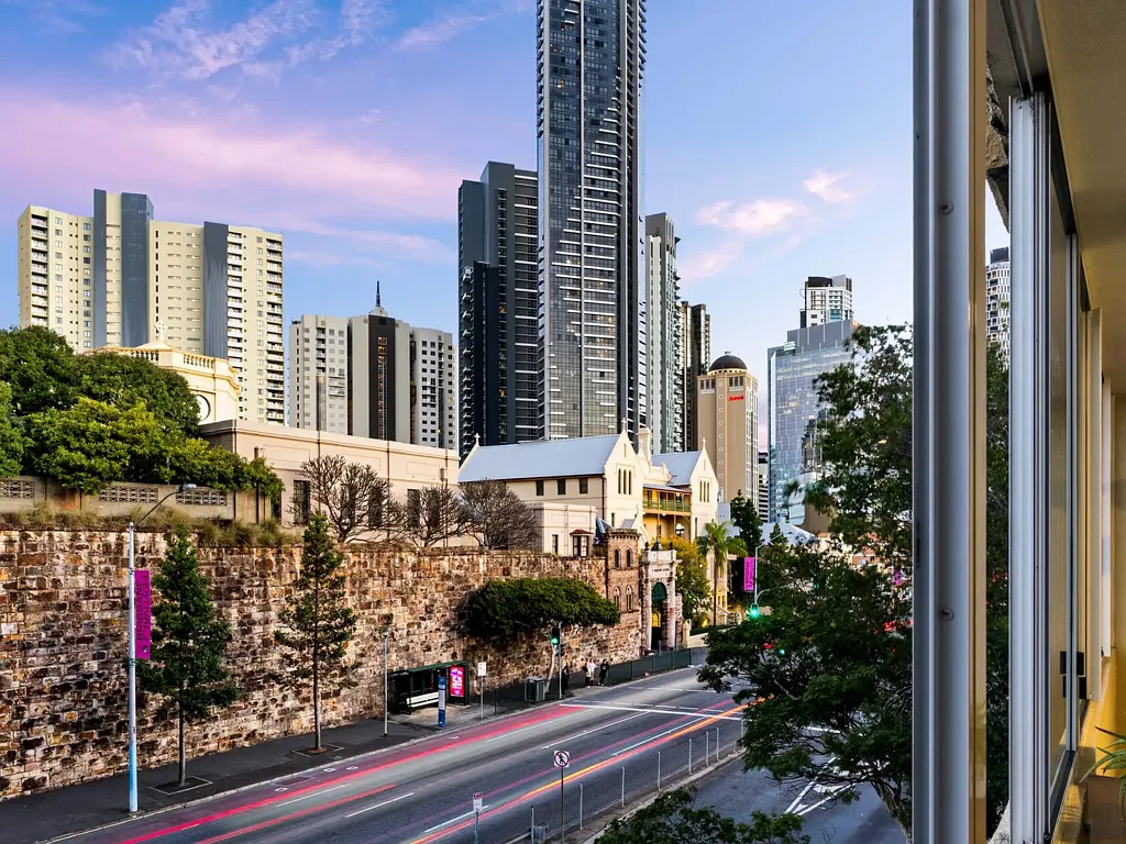 Fortitude Valley 1房 智能内城生活，尽享布里斯班城市美景 SMART INNER-CITY LIVING WITH BRISBANE CITY VIEWS