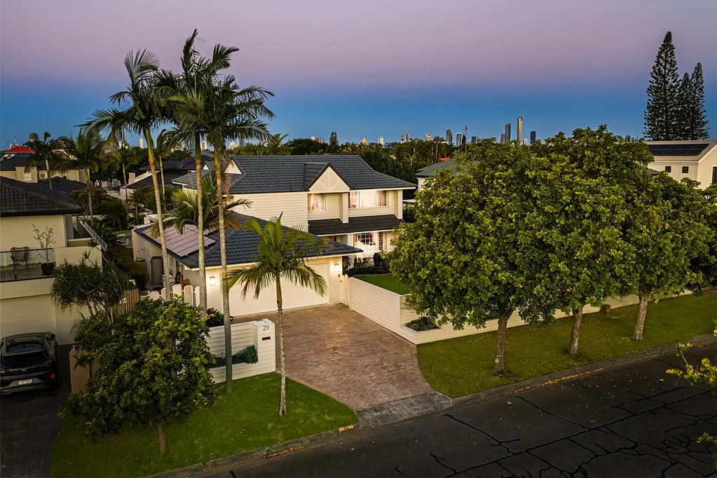 Benowa 4બેડરૂમ Immaculately Renovated Family Retreat in a Prestigious Benowa Waters Setting on 840m2