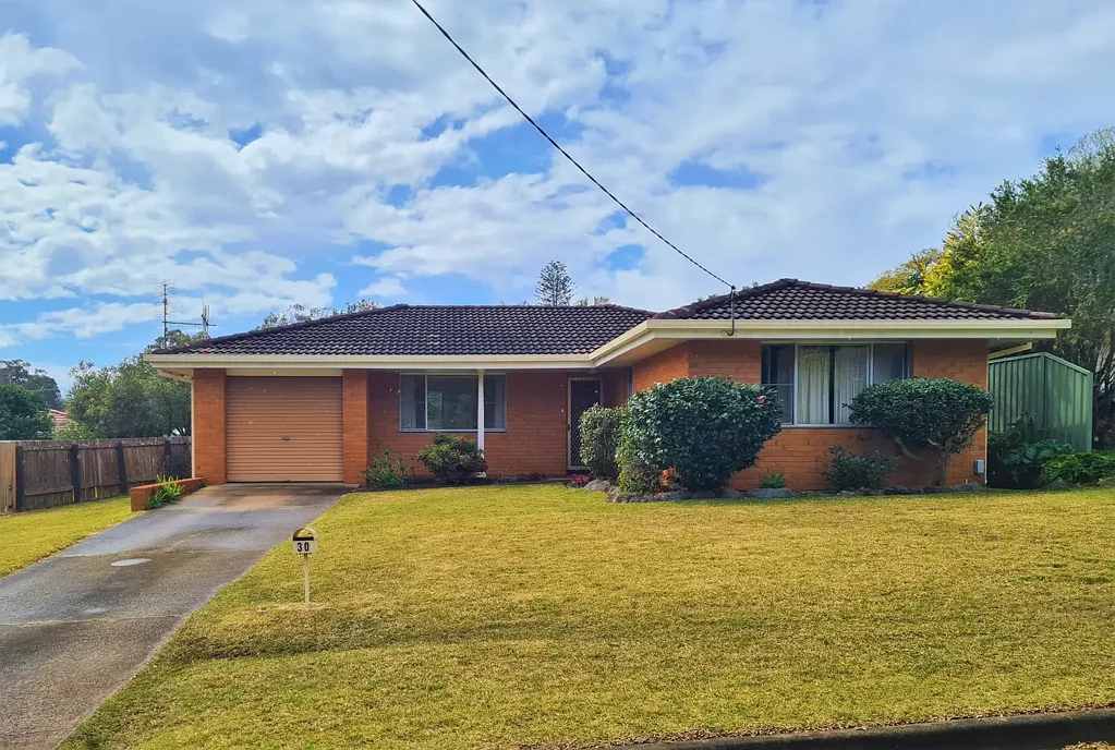 Charming 3-Bedroom Freestanding Home Close to Town