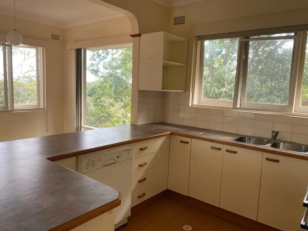 Leafy outlook 2 Bed Unit w/ open plan living / dining. Quiet location in boutique block.  Gas cooking, Air-con & parking