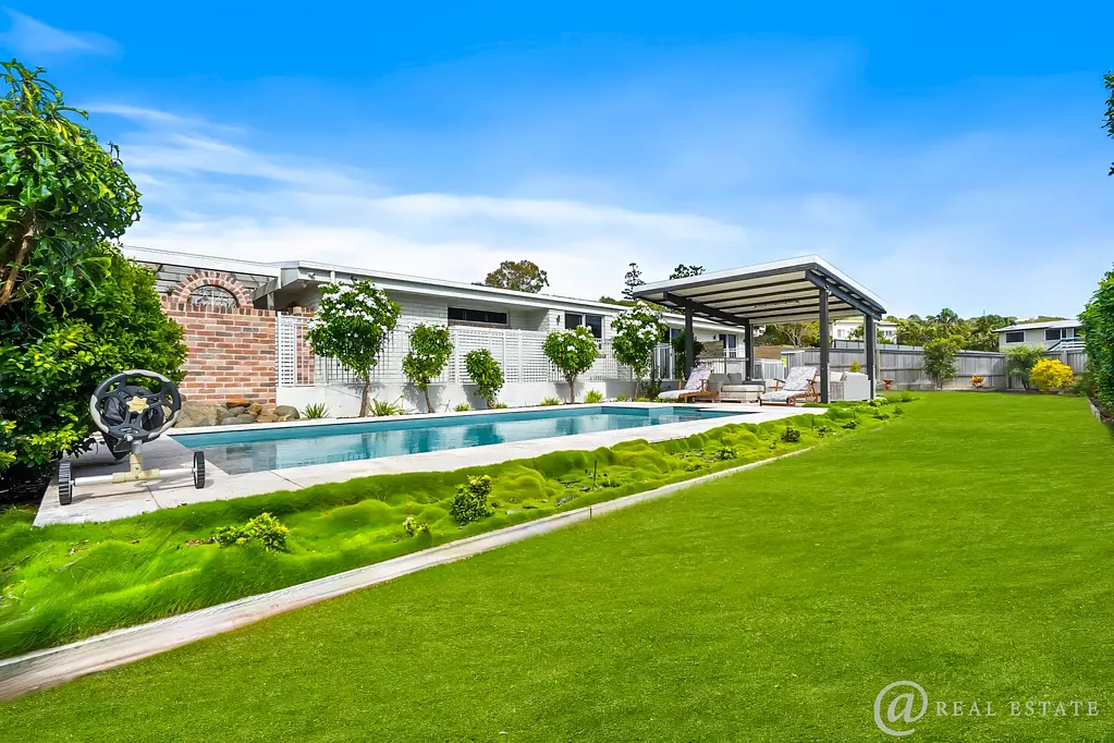 Emu Park 4 Bedroom A Coastal Masterpiece – Luxury, Space & Serenity