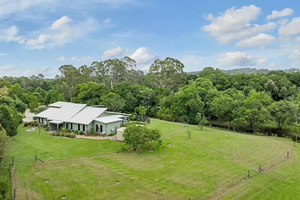 Mooloolah Valley 4房  Luxury Lifestyle Estate on 7.5 acres with 15m Pool, Stables & Extensive Shed Infrastructure