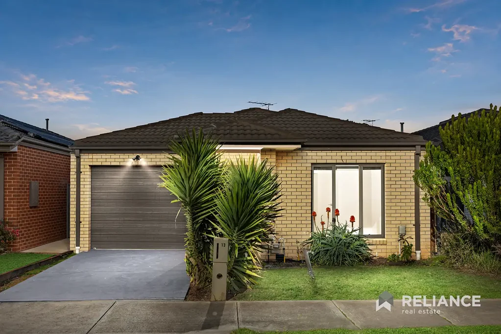 Werribee 3Phòng ngủ Prime Investment & Low-Maintenance Luxury – Steps to Schools, Shops & Eagle Stadium!